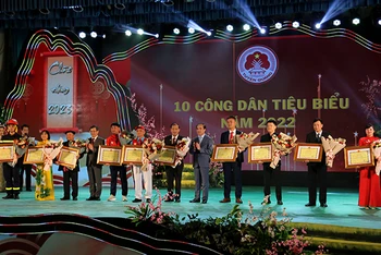 Vinh danh 10 công dân tiêu biểu tỉnh Tuyên Quang năm 2022.
