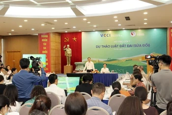 Bộ trưởng Tài nguyên và Môi trường Trần Hồng Hà trao đổi về một số vấn đề về quy hoạch sử dụng đất và tài chính đất đai tại Hội thảo góp ý dự thảo Luật Đất đai (sửa đổi) tổ chức vào tháng 8/2022.