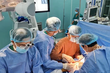 Phẫu thuật chuyển ngón chân thành ngón tay cho bệnh nhân diễn ra trong 6 giờ đồng hồ.