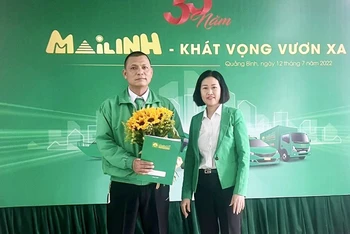 Lái xe Nguyễn Hữu Quyết được vinh danh “người tốt, việc tốt” của Tập đoàn Mai Linh.