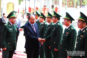 Chủ tịch nước Nguyễn Xuân Phúc đến thăm, chúc Tết cán bộ, chiến sĩ Bộ Chỉ huy Bộ đội Biên phòng tỉnh Đắk Lắk.