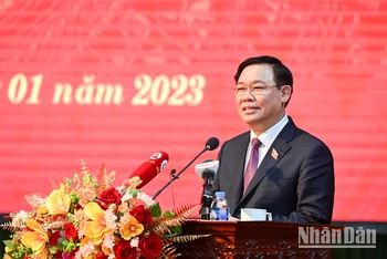 Chủ tịch Quốc hội Vương Đình Huệ phát biểu thăm hỏi, chúc Tết cán bộ, chiến sĩ Công an tỉnh Lào Cai.