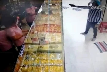 Hành vi của nghi phạm cướp tiệm vàng bị camera ghi lại.