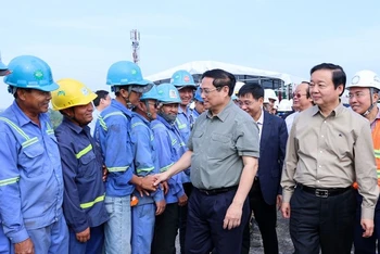 Thủ tướng Phạm Minh Chính thăm, động viên kỹ sư, công nhân thi công Dự án cầu Mỹ Thuận 2. (Ảnh: VGP/Nhật Bắc)