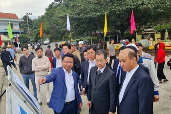 Bí thư Thành ủy Đà Nẵng Nguyễn Văn Quảng nghe báo cáo tiến độ thi công dự án bến cảng Liên Chiểu-Phần cơ sở hạ tầng dùng chung.