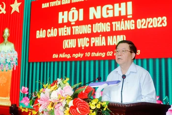 Đồng chí Nguyễn Trọng Nghĩa, Bí thư Trung ương Đảng, Trưởng Ban Tuyên giáo Trung ương phát biểu chỉ đạo hội nghị.