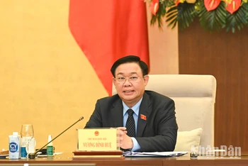 Chủ tịch Quốc hội Vương Đình Huệ phát biểu ý kiến tại cuộc họp. 