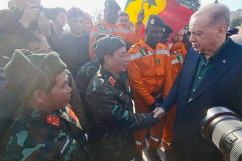 Tổng thống Thổ Nhĩ Kỳ đến thực địa cảm ơn lực lượng tìm kiếm cứu nạn của Việt Nam. 