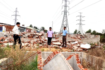 Cưỡng chế phá dỡ nhà xây dựng trái phép dưới đường dây điện cao áp ở thị trấn Hiệp Phước, huyện Nhơn Trạch.