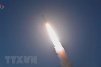 Một tên lửa đạn đạo tầm ngắn của Triều Tiên được phóng thử từ khu vực Sukchon, tỉnh Pyongan hướng về vùng biển phía đông nước này, ngày 20/2/2023. (Ảnh: YONHAP/TTXVN)