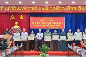 Bí thư Tỉnh ủy Bình Dương Nguyễn Văn Lợi trao tặng Bằng khen của Chủ tịch Ủy ban nhân tỉnh cho các tập thể.