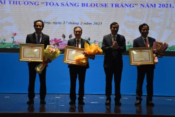 Chủ tịch Ủy ban nhân dân thành phố Đà Nẵng Lê Trung Chinh trao Bằng khen của Thủ tướng Chính phủ cho ba cá nhân xuất sắc.
