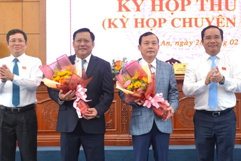 Bí thư Tỉnh ủy Long An Nguyễn Văn Được (bìa trái) và Phó Chủ tịch Hội đồng nhân dân tỉnh Mai Văn Nhiều (bìa phải) tặng hoa chúc mừng ông Huỳnh Văn Sơn (bên trái) và ông Hồ Văn Xuân (bên phải).