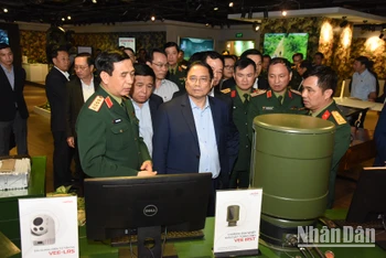 Thủ tướng Phạm Minh Chính và các đại biểu tham quan các sản phẩm công nghệ cao của Viettel.
