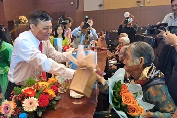 Đồng chí Nguyễn Văn Lộc, Ủy viên Ban Thường vụ, Trưởng Ban Dân vận Tỉnh ủy, Chủ tịch Ủy ban Mặt trận Tổ quốc Việt Nam tỉnh Bình Dương trao tặng hoa và quà cho các Mẹ Việt Nam Anh hùng.