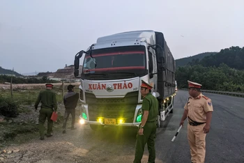 Lực lượng chức năng kiểm tra xe tải chở 800kg mỹ phẩm không rõ nguồn gốc. (Ảnh: Công an cung cấp)