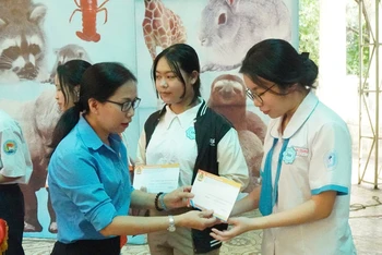 Liên đoàn Lao động Thành phố Hồ Chí Minh và Ban Tổ chức trao học bổng cho các em học sinh.