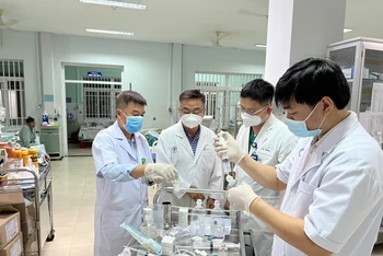 TS.BS Lê Quốc Hùng - trưởng khoa bệnh nhiệt đới và bác sĩ CKII Trần Thanh Linh, Trưởng khoa hồi sức cấp cứu có mặt tại Quảng Nam cấp cứu cho các bệnh nhân bị ngộ độc Botulinum. (Ảnh bệnh viện cung cấp)