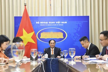 Bộ trưởng Ngoại giao Bùi Thanh Sơn điện đàm với Ủy viên Quốc vụ, Bộ trưởng Ngoại giao Trung Quốc Tần Cương. (Nguồn: Báo Thế giới và Việt Nam)