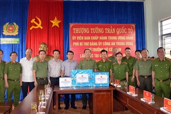Thượng tướng Trần Quốc Tỏ, Thứ trưởng Công an tặng quà Công an xã Trà Đa, thành phố Pleiku.