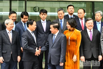 Đồng chí Trần Cẩm Tú với các Trưởng Cơ quan đại diện Việt Nam ở nước ngoài tại buổi gặp mặt.