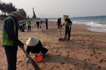 Thành phố Tuy Hòa huy động lực lượng khẩn trương thu dọn khắc phục sự cố tràn dầu tại bờ biển.
