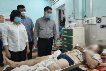 Chủ tịch UBND tỉnh Gia Lai (ngoài cùng bên phải) thăm hỏi các nạn nhân đang điều trị tại Bệnh viện Đa khoa tỉnh Gia Lai.