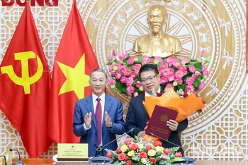 Đồng chí Trần Văn Hiệp trao Quyết định của Thủ tướng và tặng hoa chúc mừng tân Phó Chủ tịch UBND tỉnh Lâm Đồng Nguyễn Ngọc Phúc.