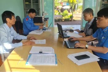 Đoàn công tác Sở Giao thông vận tải tỉnh Gia Lai kiểm tra hồ sơ lưu trữ tại Trường cao đẳng Gia Lai.