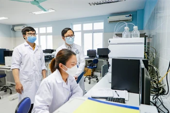 Hoạt động nghiên cứu khoa học tại Đại học Quốc gia Hà Nội.