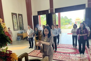 Phó Chủ tịch nước Võ Thị Ánh Xuân dâng hương tại Khu lưu niệm Nữ tướng Nguyễn Thị Định.