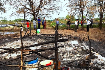 Căn nhà của bà Nguyễn Thị Chinh (huyện Cái Nước) thành đống tro tàn sau vụ hỏa hoạn vào tối 16/4. 