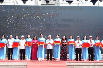 Đại biểu cắt băng khai mạc tuần lễ Văn hóa-Thể thao-Du lịch biển huyện Thạnh Phú năm 2023.