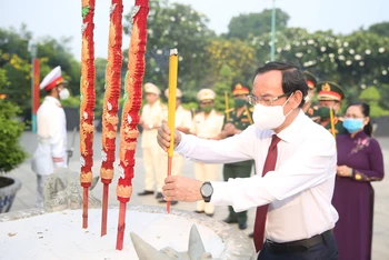 Đồng chí Nguyễn Văn Nên, Ủy viên Bộ Chính trị, Bí thư Thành ủy Thành phố Hồ Chí Minh dâng hương tại Nghĩa trang Liệt sĩ Thành phố.