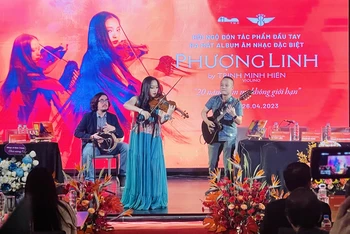 Nghệ sĩ Trịnh Minh Hiền biểu diễn tại buổi ra mắt các sản phẩm âm nhạc.