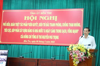 Đồng chí Nguyễn Thái Học, Phó Trưởng ban Nội chính Trung ương truyền đạt nội dung cuốn sách tại hội nghị.