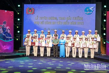 Thứ trưởng Công an Trần Quốc Tỏ và Phó Chủ tịch thường trực Hội Liên hiệp Phụ nữ Việt Nam Đỗ Thị Thu Thảo đã trao biểu trưng và chứng nhận tặng 20 gương “Phụ nữ Công an tiêu biểu” năm 2022.