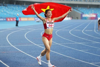 Nguyễn Thị Oanh giành cú đúp Huy chương Vàng ở nội dung chạy 1.500m và 3.000m vượt chướng ngại vật.