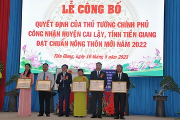 Lãnh đạo Ủy ban nhân dân tỉnh Tiền Giang trao Bằng khen cho các cá nhân có nhiều đóng góp trong quá trình xây dựng nông thôn mới.