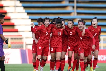 Các cầu thủ nữ Việt Nam sẽ gặp đội chủ nhà Campuchia tại Bán kết. (Ảnh: Hoàng Linh/TTXVN)