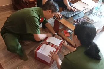 Niêm phong tài liệu khi khám xét chỗ ở của bị can Nguyễn Thị Nhung.