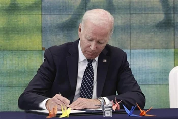 Tổng thống Mỹ Joe Biden viết lưu bút tại Bảo tàng Tưởng niệm hòa bình Hiroshima, Nhật Bản, ngày 19/5/2023. (Ảnh: Kyodo/TTXVN)