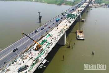 Dự án cầu Vĩnh Tuy giai đoạn 2 có tổng mức đầu tư hơn 2.500 tỷ đồng, được khởi công đầu tháng 1/2021 và dự kiến hoàn thành trong năm 2023. 