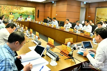Các đại biểu Quốc hội đoàn Hà Nội thảo luận tại tổ về 2 dự án luật.