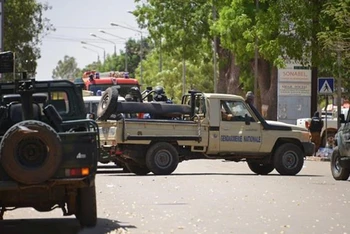 Binh sĩ Burkina Faso phong tỏa hiện trường một vụ tấn công ở Ouagadougou. (Ảnh: AFP/TTXVN)