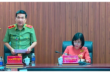 Thiếu tướng Nguyễn Sỹ Quang, Giám đốc Công an tỉnh báo cáo kết quả thực hiện cấp căn cước công dân.