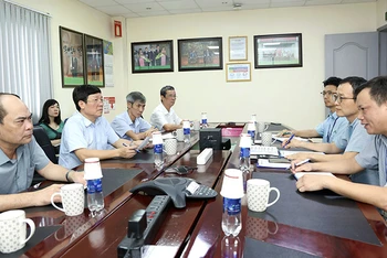 Chủ tịch Ủy ban nhân dân tỉnh Lê Duy Thành tìm hiểu nhu cầu sử dụng điện của Công ty TNHH Jahwa Vina.