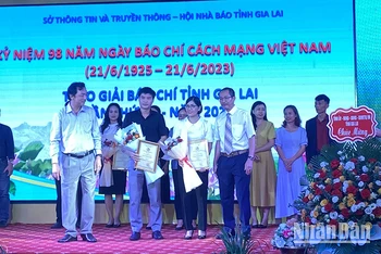 Trao giải thưởng cho các tác giả đạt giải cao, giải báo chí tỉnh Gia Lai năm 2023.