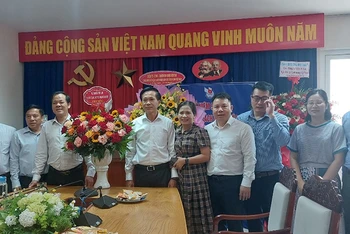 PGS, TS Hoàng Phúc Lâm và đoàn tặng hoa chúc mừng Cơ quan Thường trực Báo Nhân Dân tại Đà Nẵng.