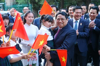 Thủ tướng Phạm Minh Chính với bà con cộng đồng người Việt Nam tại Đại sứ quán Việt Nam. (Ảnh: NHẬT BẮC)